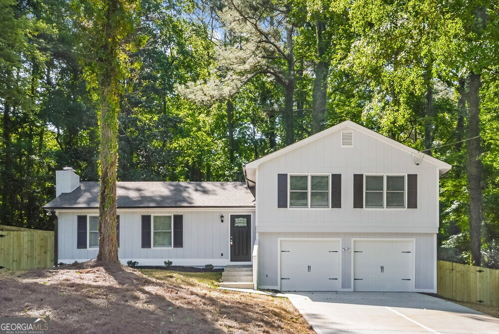 230 Victoria Dr in Ellenwood, GA - Foto de edificio