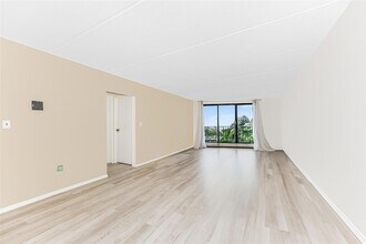 1155 Warburton Ave, Unit 2V in Yonkers, NY - Building Photo - Building Photo