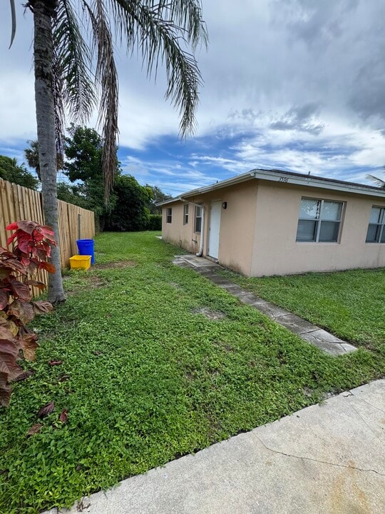 3594 Almar Rd in Lake Worth Beach, FL - Building Photo