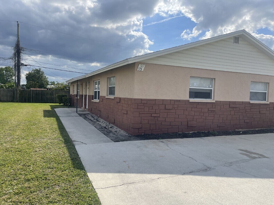 95 Lucas Rd in Merritt Island, FL - Foto de edificio