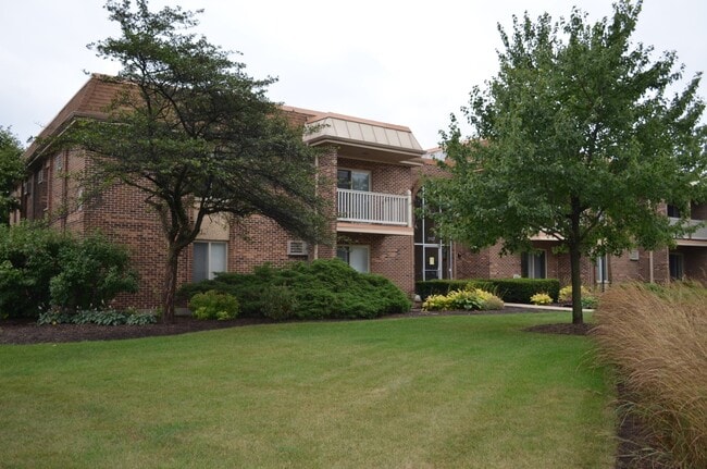 2407 North Kennicott Drive, Unit Greenbrier in Arlington Heights, IL - Foto de edificio - Building Photo