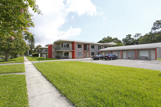 Astoria Apartments in St. Petersburg, FL - Foto de edificio - Building Photo