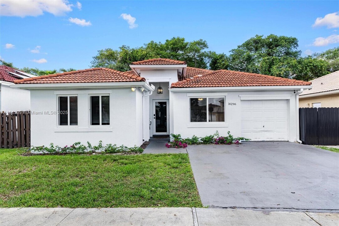 16296 SW 83rd Ln in Miami, FL - Building Photo