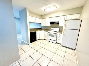 9090 S Braeswood Blvd in Houston, TX - Foto de edificio - Building Photo