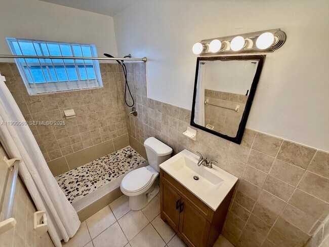 8000 Tatum Waterway Dr in Miami, FL - Building Photo - Building Photo