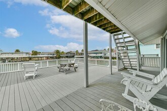 16542 E Bayside Way in Jamaica Beach, TX - Building Photo - Building Photo