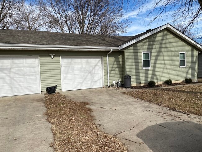 1212 Elm Hills Blvd in Sedalia, MO - Building Photo - Building Photo