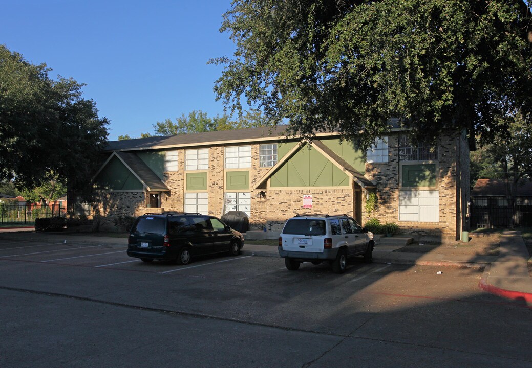 Regis Square Apartments in Dallas, TX - Building Photo