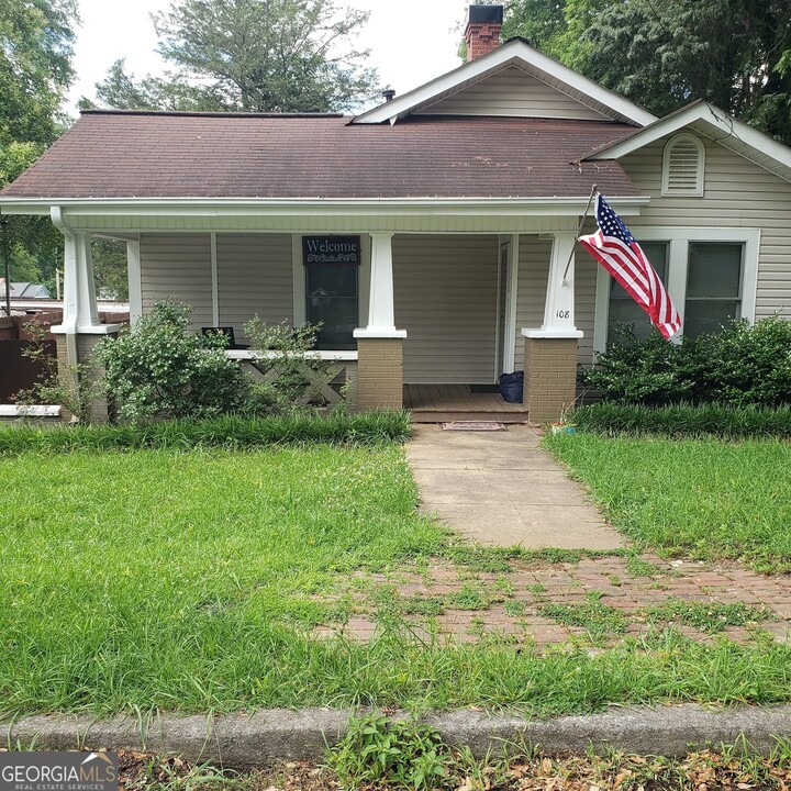 108 Ivy St in Rockmart, GA - Building Photo