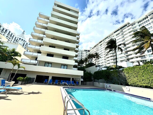 1621 Collins Ave, Unit 310 in Miami Beach, FL - Building Photo - Building Photo