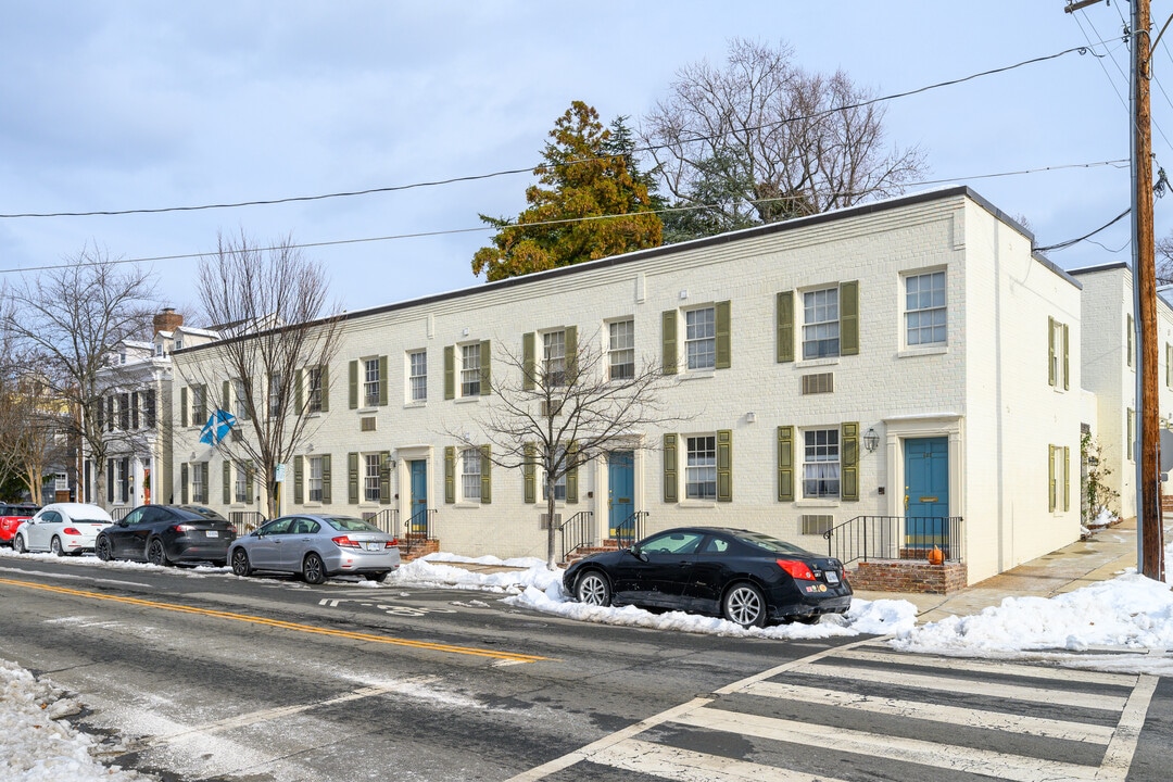 Chatham Square in Alexandria, VA - Building Photo