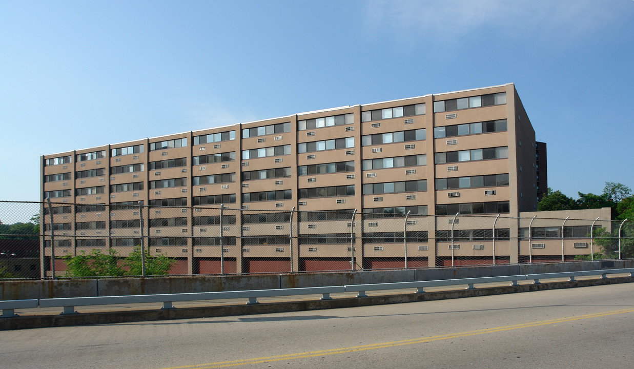 Centre Plaza in Pittsburgh, PA - Building Photo