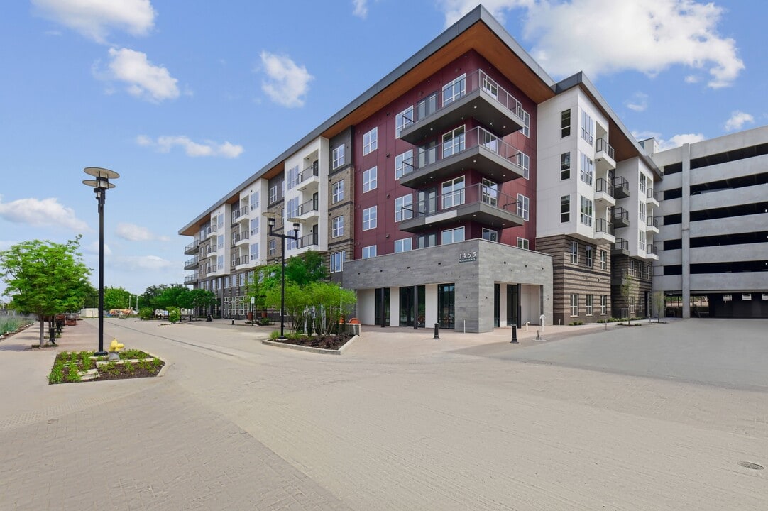 EVIVA at Trinity Mills Station in Carrollton, TX - Foto de edificio