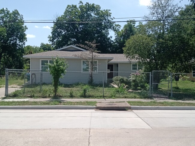 1014 Satsuma St in Pasadena, TX - Foto de edificio - Building Photo