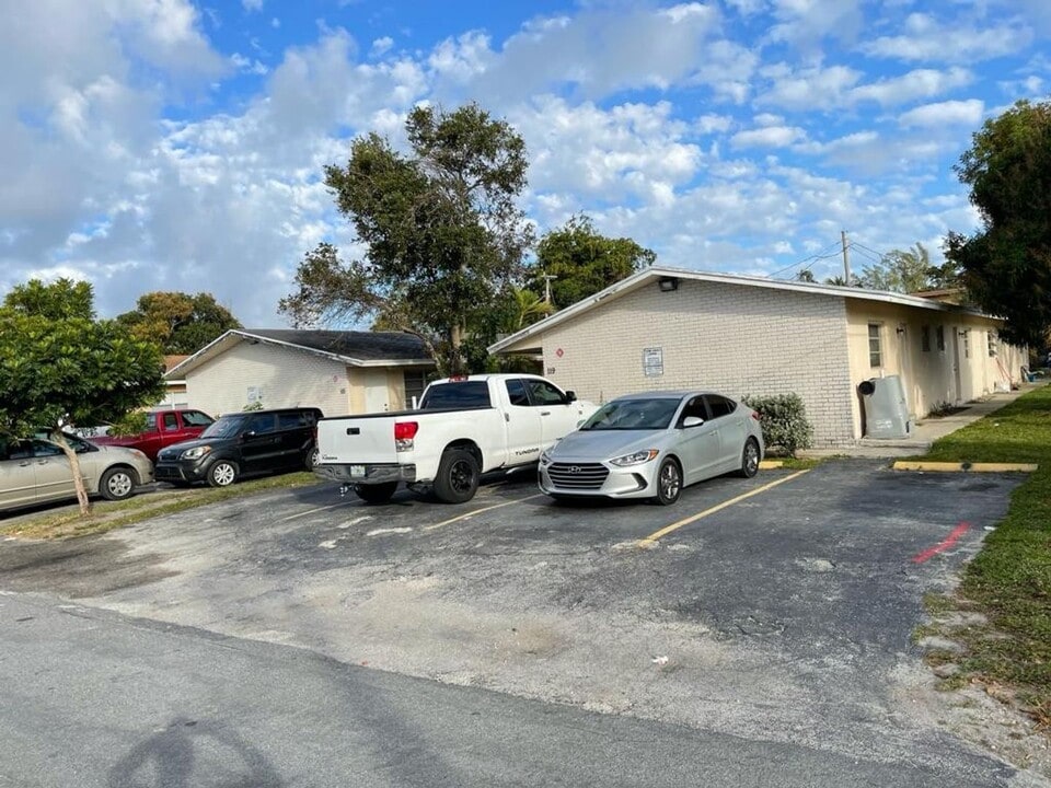 115 NE 5 St in Pompano Beach, FL - Building Photo