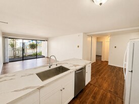 8332 Regents Rd in San Diego, CA - Building Photo