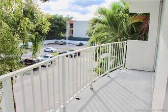 498 NW 165th St in Miami, FL - Building Photo - Building Photo