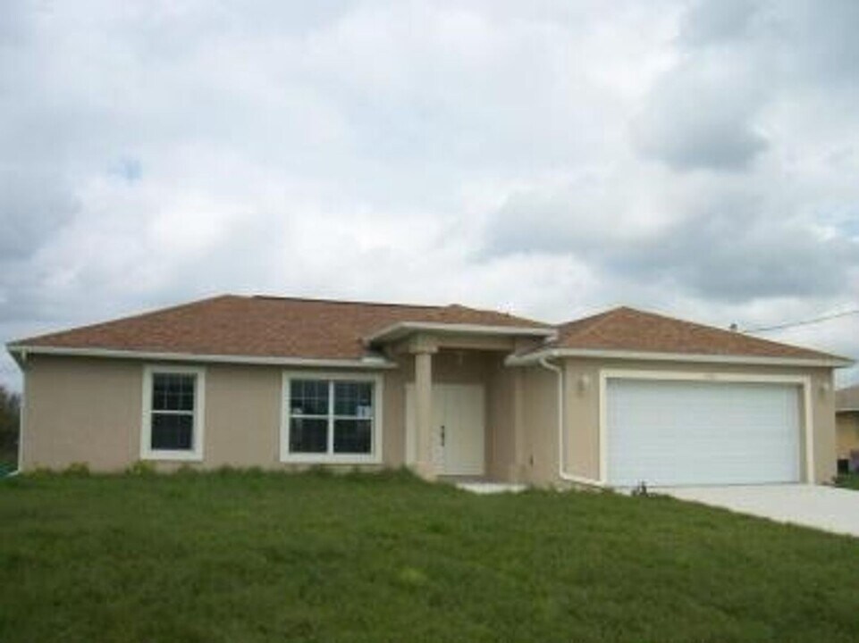 3302 7th St W in Lehigh Acres, FL - Building Photo
