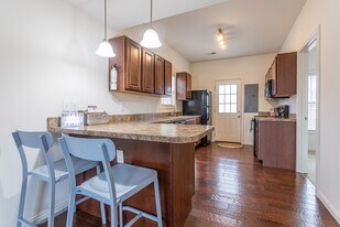 Burley Townhomes -Off Campus 4 Bedroom!