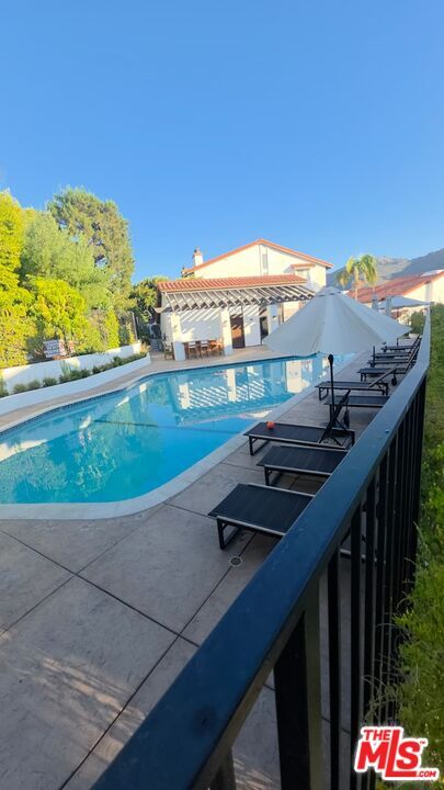 1654 Michael Ln in Los Angeles, CA - Foto de edificio - Building Photo