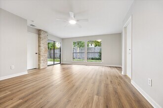 1305 Spring Oaks Cir in Houston, TX - Foto de edificio - Building Photo