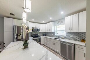 13401 Vía Vesta in Delray Beach, FL - Building Photo