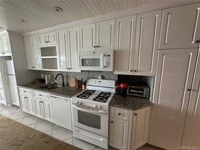 830 Shore Rd in Long Beach, NY - Foto de edificio - Building Photo