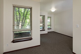 Cascade Court Apartments in Seattle, WA - Building Photo - Building Photo