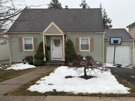 54 Lindale Ct in Clifton, NJ - Building Photo