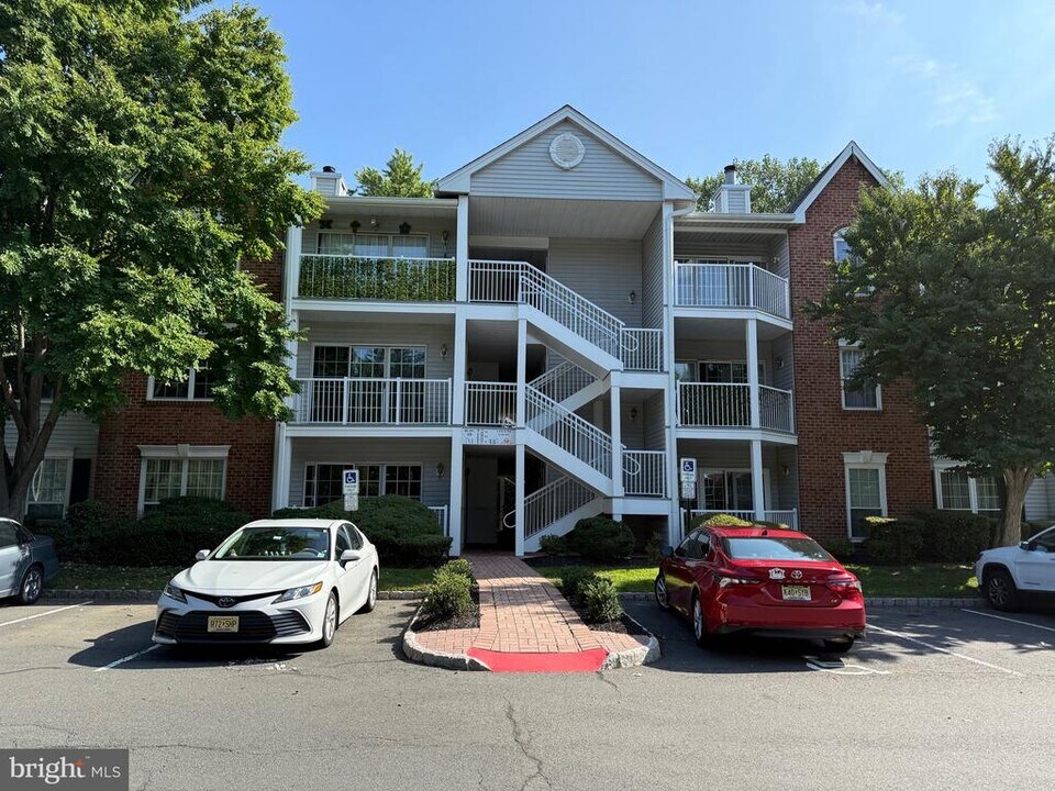 14 Lehavre Ct in Hamilton Township, NJ - Building Photo