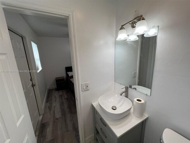 2744 NW 13th St, Unit A-B in Fort Lauderdale, FL - Building Photo - Building Photo