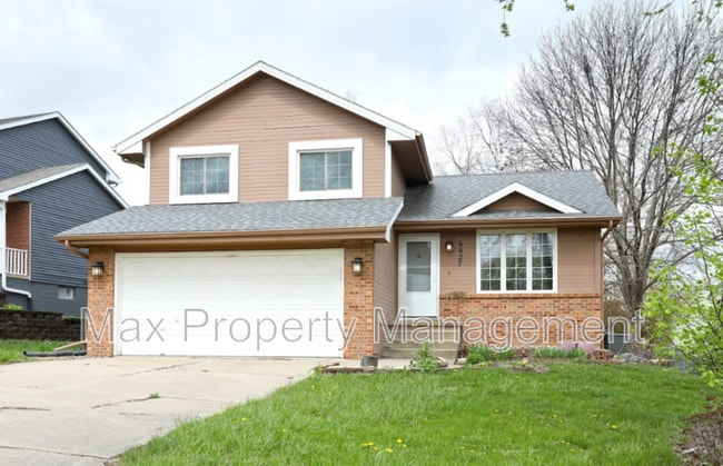 6827 Hickory Ln in Urbandale, IA - Building Photo - Building Photo