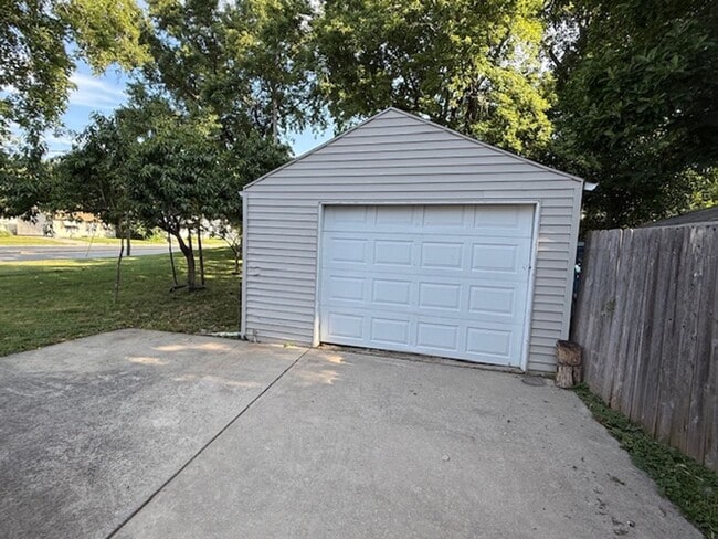 1290 W King St in Decatur, IL - Building Photo - Building Photo