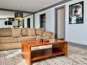 215 Piedmont Ave NE in Atlanta, GA - Foto de edificio - Building Photo