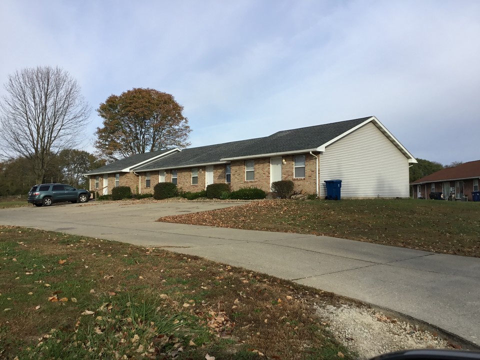 Raintree Village Apartments in Terre Haute, IN - Building Photo