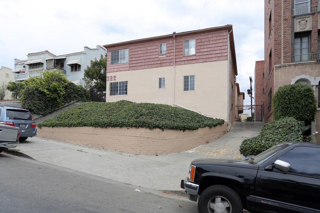 322 N Mariposa Ave in Los Angeles, CA - Building Photo