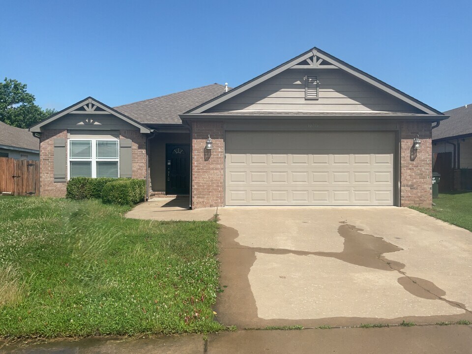 10716 N 152nd E Ave. in Owasso, OK - Building Photo