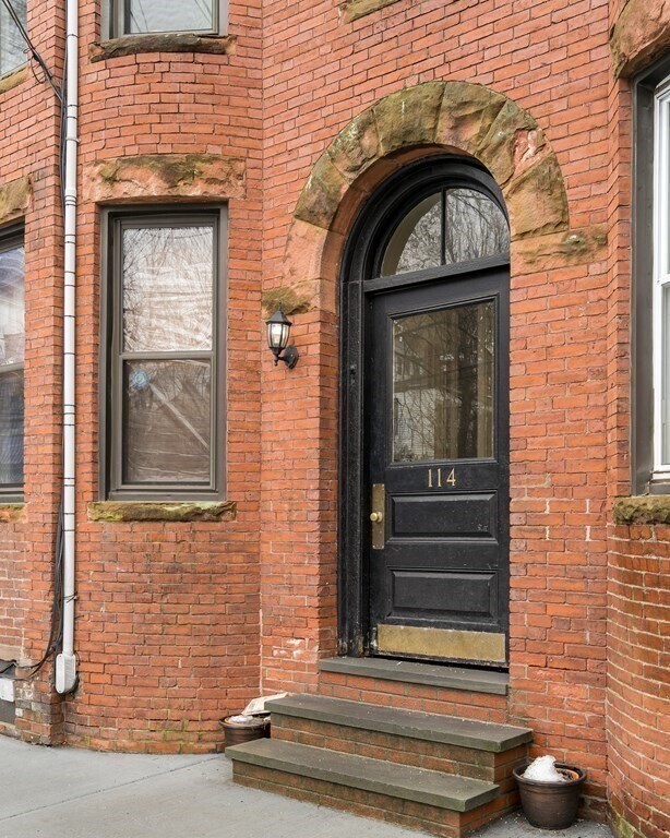 116 Brook St, Unit #1 in Brookline, MA - Foto de edificio - Building Photo