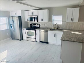 151 7th St in Naples, FL - Building Photo - Building Photo