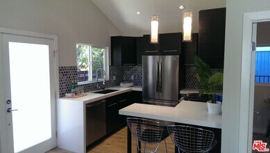 559 Vernon Ave in Los Angeles, CA - Foto de edificio - Building Photo