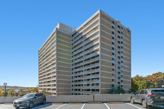 Alexandria Knolls West in Alexandria, VA - Building Photo - Building Photo