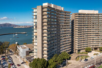 Fontana West Apartment in San Francisco, CA - Foto de edificio - Building Photo