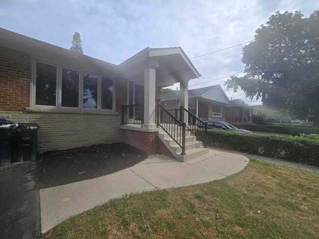 66 Greenfield Dr in Toronto, ON - Building Photo - Building Photo