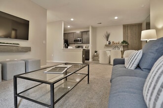 Wellington Place in Fishers, IN - Foto de edificio - Building Photo