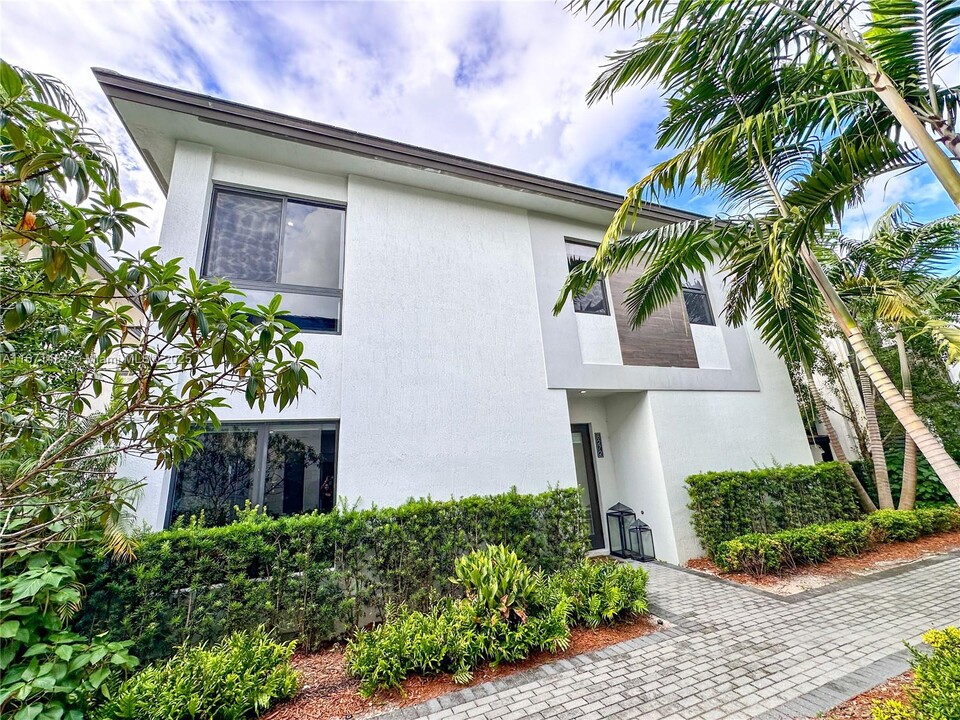 8272 NW 44th Ter in Doral, FL - Building Photo