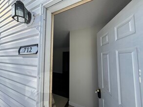 712 10th St W in Altoona, WI - Foto de edificio - Building Photo