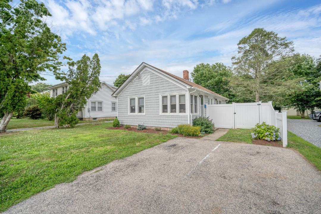 17 York Ave in East Lyme, CT - Building Photo