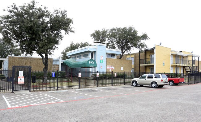 Buckner Village in Dallas, TX - Foto de edificio - Building Photo