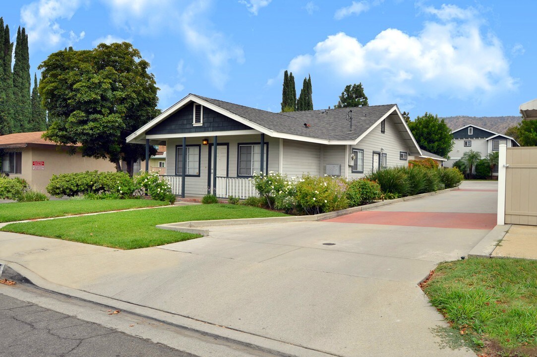 Quadruplex in Monrovia, CA - Foto de edificio