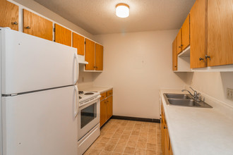 Town Estates Apartments in Sioux Falls, SD - Building Photo - Building Photo